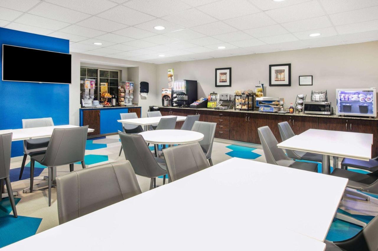 Microtel Inn & Suites By Wyndham Austin Airport Exterior photo