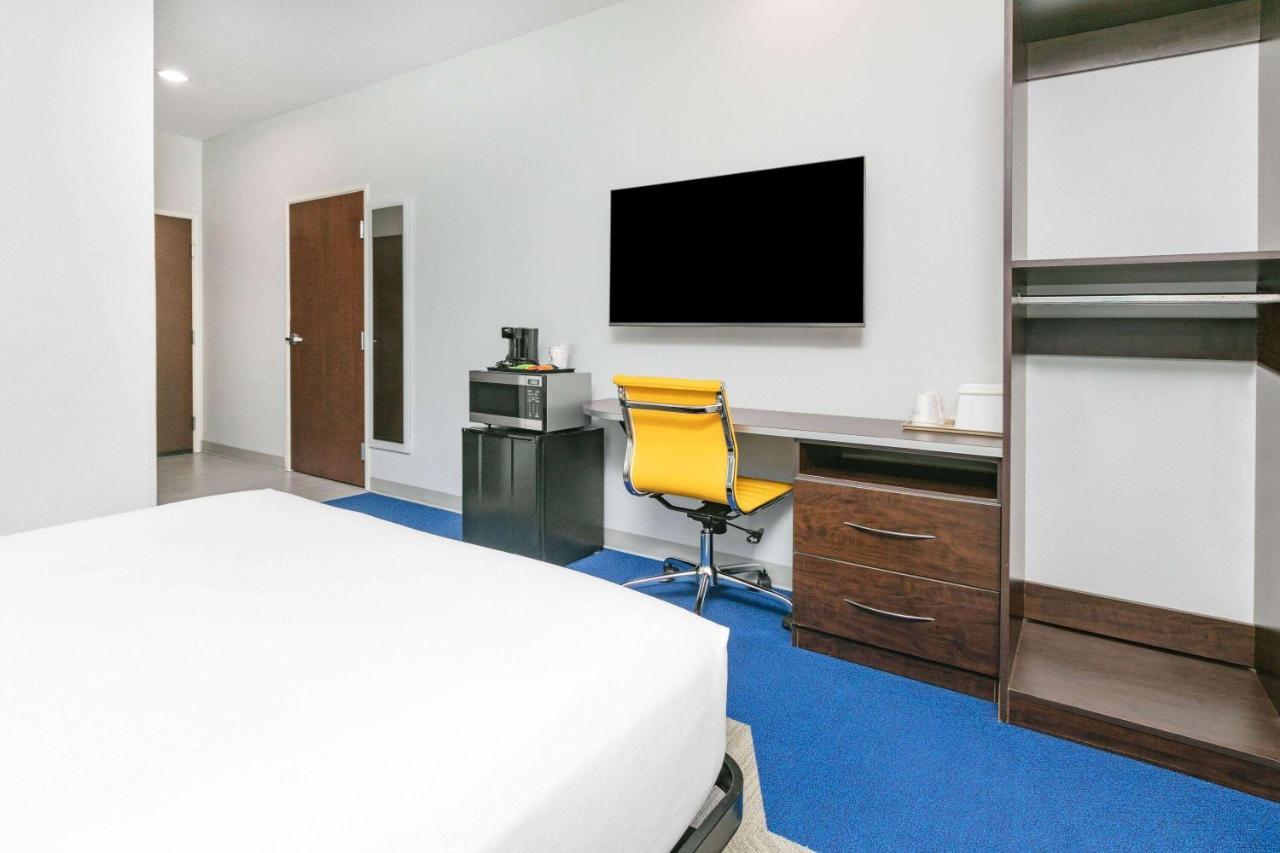 Microtel Inn & Suites By Wyndham Austin Airport Exterior photo